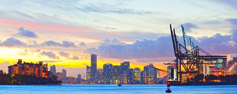 Panorama di tramonto del porto, di Fisher Island e di del centro di Miami