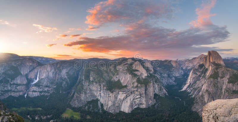 Panorama di tramonto del punto del ghiacciaio in parco nazionale di Yosemite immagini stock Panorama di tramonto del punto del ghiacciaio in parco nazionale di Yosemite immagini stock