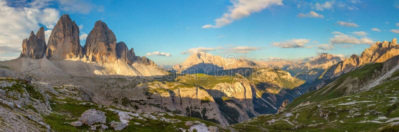 Panorama di Tre Cime di Lavaredo famoso, alpi delle dolomia, Italia, fotografia stock libera da diritti Panorama di Tre Cime di Lavaredo famoso, alpi delle dolomia, Italia, fotografia stock libera da diritti