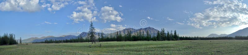 Panorama di una valle della montagna immagine stock Panorama di una valle della montagna immagine stock