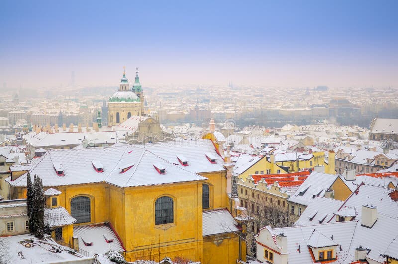 Panorama do ar da cidade do inverno de Praga no por do sol czech imagens de stock royalty free Panorama do ar da cidade do inverno de Praga no por do sol czech imagens de stock royalty free