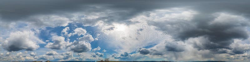 céu azul com lindas nuvens fofas sem chão. panorama hdri sem costura visão  de ângulo de 360 graus para uso em gráficos 3D ou desenvolvimento de jogos  como cúpula do céu ou