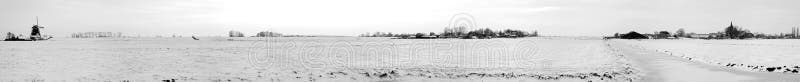 Panorama do campo nevado nos Países Baixos foto de stock Panorama do campo nevado nos Países Baixos foto de stock