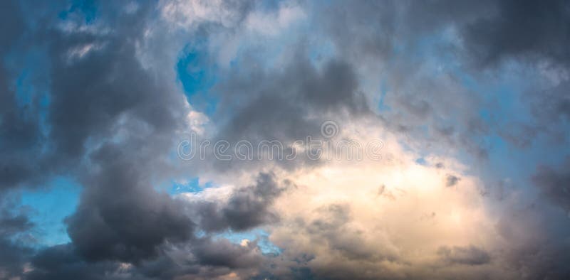Panorama do cloudscape lindo no crepúsculo imagem de stock royalty free Panorama do cloudscape lindo no crepúsculo imagem de stock royalty free