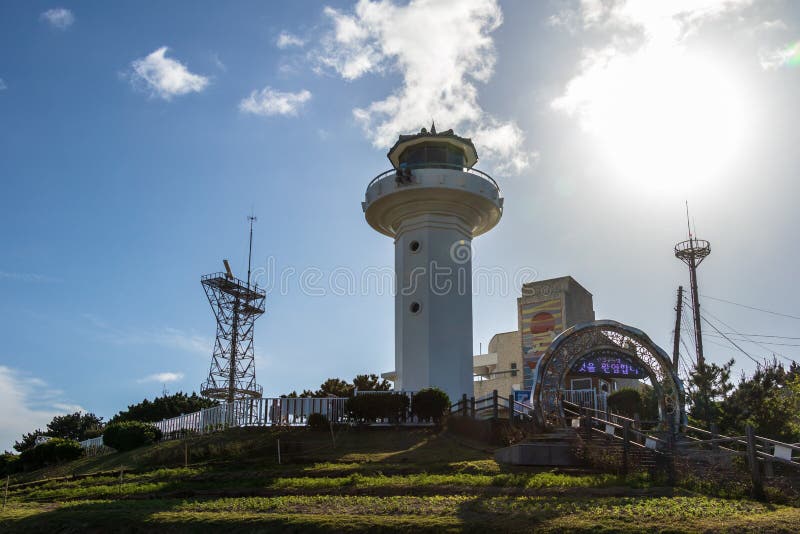 Panorama do farol de Ganjeolgot e o complexo de construção de Ganjeolgot com torre de comunicação Ponto Easternmost da península imagens de stock Panorama do farol de Ganjeolgot e o complexo de construção de Ganjeolgot com torre de comunicação Ponto Easternmost da península imagens de stock