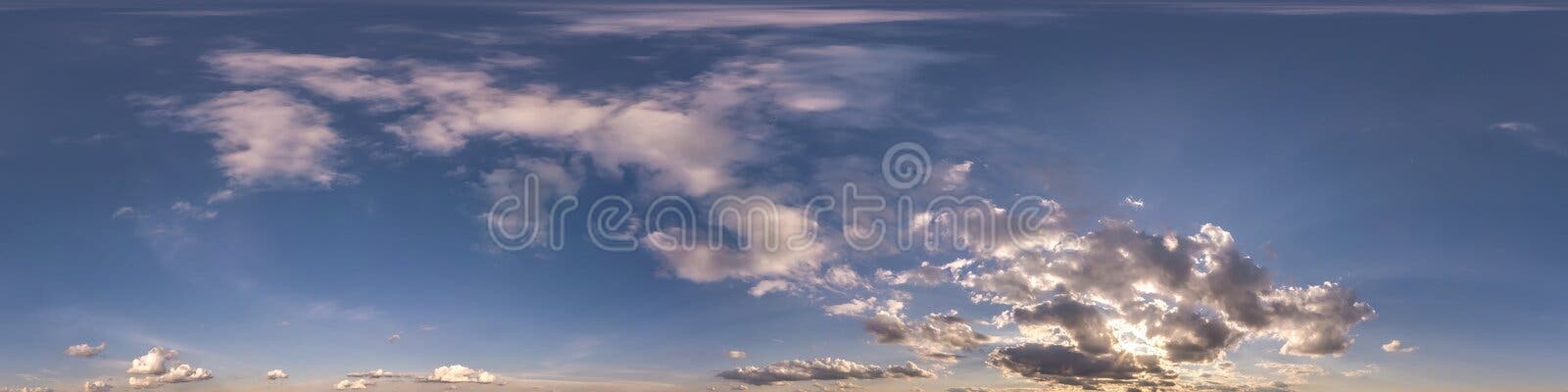 Céu azul com nuvens cumulus como panorama hdri 360 sem costura com