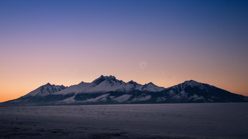 Panorama do inverno de montanhas altas de Tatras fotos de stock royalty free Panorama do inverno de montanhas altas de Tatras fotos de stock royalty free