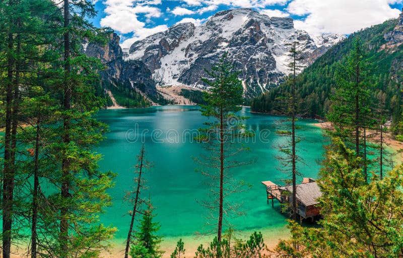 Panorama do lago em montanhas das dolomites, Sudtirol Braies, Itália Lago alpino bonito Lago di Braies imagens de stock Panorama do lago em montanhas das dolomites, Sudtirol Braies, Itália Lago alpino bonito Lago di Braies imagens de stock