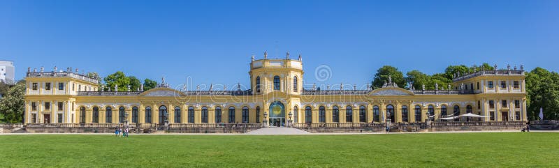 Panorama do palácio no parque de Karlsaue de Kassel fotos de stock royalty free Panorama do palácio no parque de Karlsaue de Kassel fotos de stock royalty free