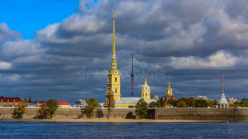 Panorama do Peter e do Paul Fortress em St Petersburg com o rio de Neva