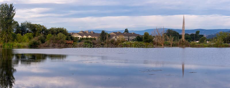 Panorama do ponto de observação de pássaros do Pond de Munson em Kelowna, Colúmbia Britânica, Canadá no Vale do Okanagan em um be imagens de stock Panorama do ponto de observação de pássaros do Pond de Munson em Kelowna, Colúmbia Britânica, Canadá no Vale do Okanagan em um be imagens de stock
