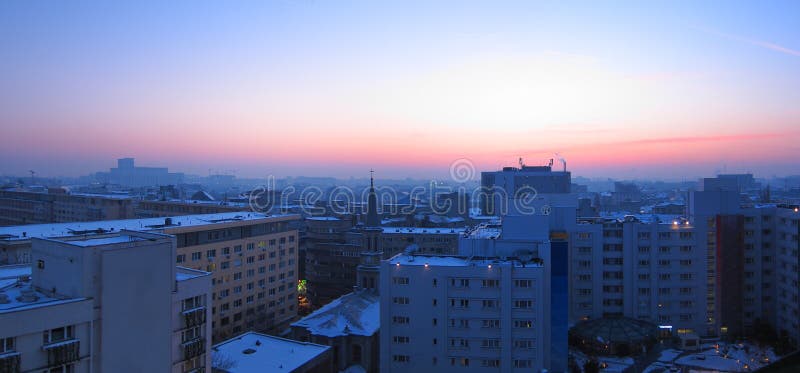 Panorama do por do sol de Bucareste, Romênia imagem de stock Panorama do por do sol de Bucareste, Romênia imagem de stock