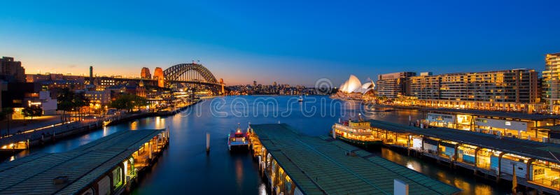 Panorama do porto e da ponte de Sydney na cidade de Sydney imagem de stock Panorama do porto e da ponte de Sydney na cidade de Sydney imagem de stock