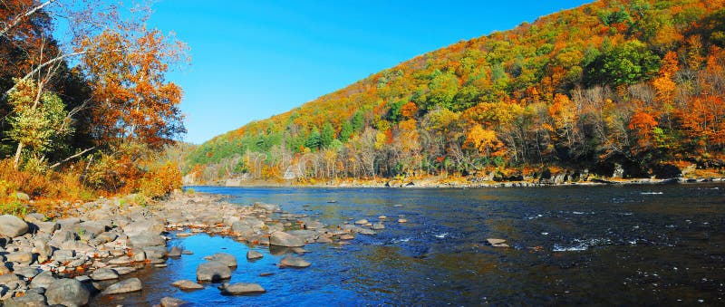Panorama do rio da montanha do outono