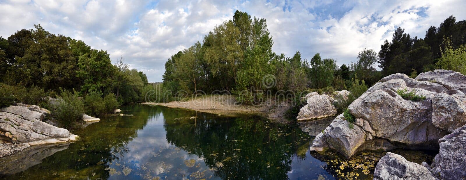 Canal De Rio De Cesse Do La No Departamento De Herault Do Francês Foto de  Stock - Imagem de parque, vila: 71790480