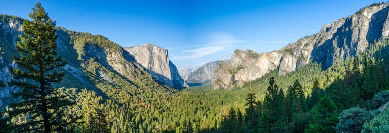 Panorama do vale de Yosemite imagens de stock Panorama do vale de Yosemite imagens de stock