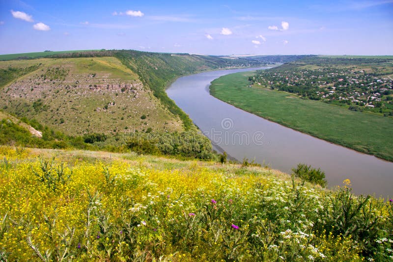 Panorama dolina z stromym bankiem i rzeką Z yel obrazy royalty free Panorama dolina z stromym bankiem i rzeką Z yel obrazy royalty free