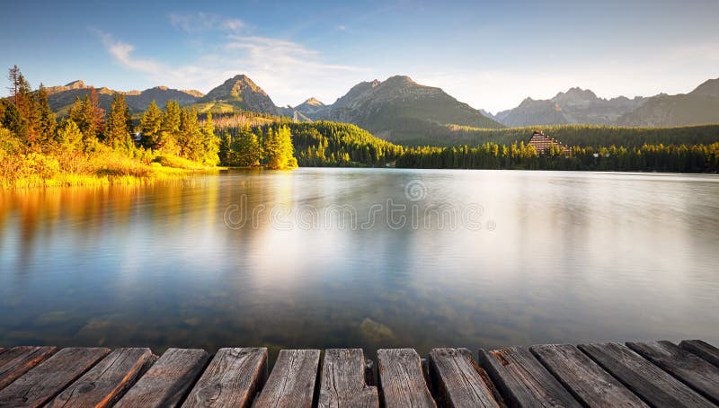 Panorama du lac de montagne Strbske pleso dans le parc national High Tatra, Slovaquie, Europe au lever du soleil photographie stock libre de droits Panorama du lac de montagne Strbske pleso dans le parc national High Tatra, Slovaquie, Europe au lever du soleil photographie stock libre de droits