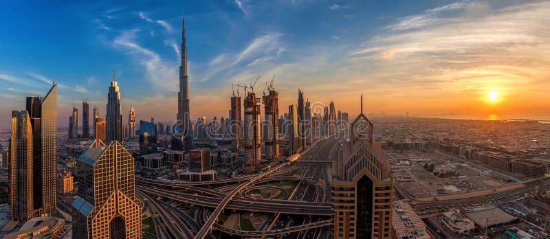 Panorama Dubaj śródmieście przy wschodem słońca
