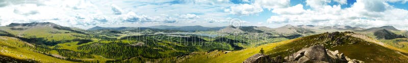 Panorama eines Gebirgstales stockbild Panorama eines Gebirgstales stockbild