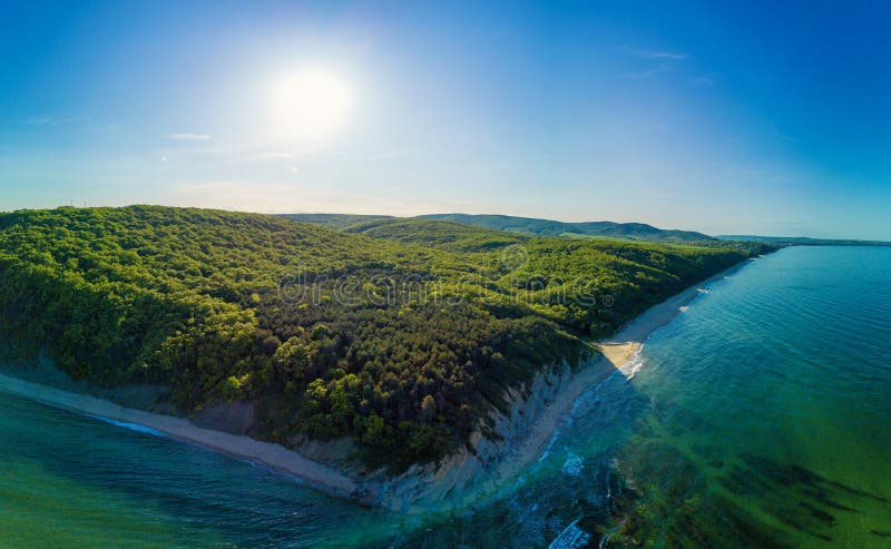 Abismo Com Vegetação E Campo Verde Sobre As Nascentes Do Mar Quente Da  Ponta Da Ferraria Em Lava Faja No Pôr Do Sol Sao Miguel Imagem de Stock -  Imagem de portugal