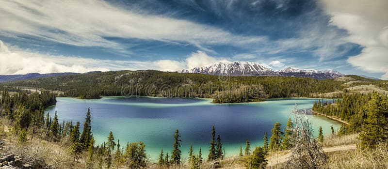 Panorama of Emerald Lake, Βρίσκεται στο έδαφος του Yukon του Καναδά στοκ εικόνες Panorama of Emerald Lake, Βρίσκεται στο έδαφος του Yukon του Καναδά στοκ εικόνες