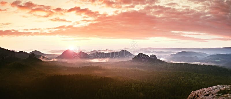 Panorama enevoado vermelho da paisagem nas montanhas Nascer do sol sonhador fantástico em montanhas rochosas Vale enevoado nevoen imagens de stock royalty free Panorama enevoado vermelho da paisagem nas montanhas Nascer do sol sonhador fantástico em montanhas rochosas Vale enevoado nevoen imagens de stock royalty free