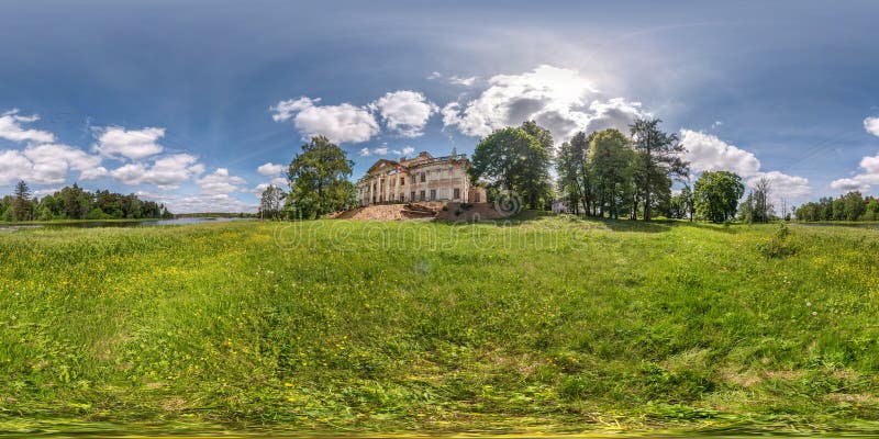 Panorama esf?rico sem emenda completo do hdri 360 graus de opini?o de ?ngulo perto do complexo arruinado abandonado pedra do pal? imagem de stock royalty free Panorama esf?rico sem emenda completo do hdri 360 graus de opini?o de ?ngulo perto do complexo arruinado abandonado pedra do pal? imagem de stock royalty free