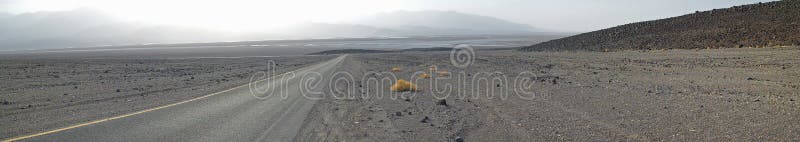 Panorama estéril del paisaje de Death Valley fotos de archivo libres de regalías Panorama estéril del paisaje de Death Valley fotos de archivo libres de regalías