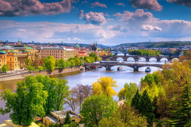 Panorama fantástico del paisaje urbano con los puentes y el río, Praga, República Checa fotos de archivo Panorama fantástico del paisaje urbano con los puentes y el río, Praga, República Checa fotos de archivo
