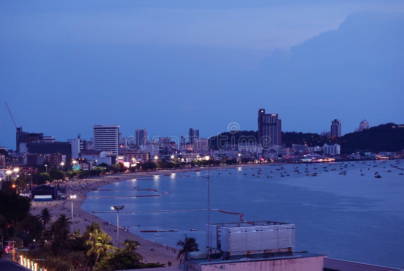 Panorama- flyg- sikt av den Pattaya stranden på natten, Pattaya stad av Thailand royaltyfria foton Panorama- flyg- sikt av den Pattaya stranden på natten, Pattaya stad av Thailand royaltyfria foton