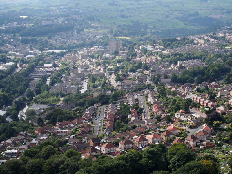 Panorama- flyg- sikt av staden av halifax i västra - yorkshire med väggatahus och omgeende penninelandskap royaltyfria bilder Panorama- flyg- sikt av staden av halifax i västra - yorkshire med väggatahus och omgeende penninelandskap royaltyfria bilder