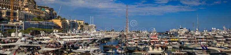 Panorama frente al mar edificios de lujo y yates en monte carlo marina monaco fotografía de archivo libre de regalías