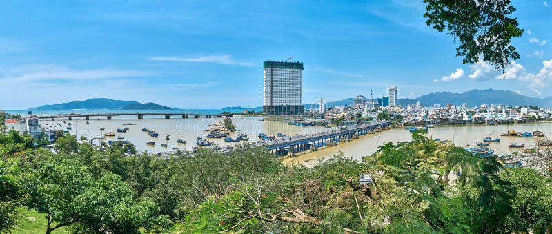 Panorama från för Chamtorn för Po Nager kullen till staden av Nha trang, Vietnam royaltyfria bilder Panorama från för Chamtorn för Po Nager kullen till staden av Nha trang, Vietnam royaltyfria bilder