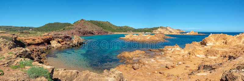 Panorama från stranden Cala Pregonda i Menorca, Balearerna, Spanien royaltyfri bild