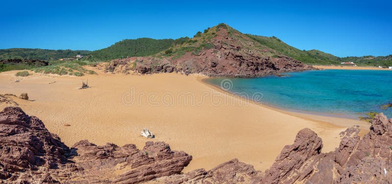 Panorama från stranden Cala Pregonda i Menorca, Balearerna, Spanien royaltyfri fotografi