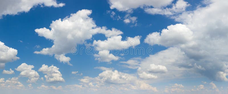 Panorama grande del tamaño del cielo azul y de las nubes blancas, día soleado