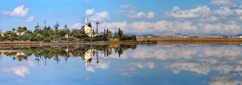 Panorama Hala Sultan Tekke in Cyprus royalty-vrije stock afbeeldingen Panorama Hala Sultan Tekke in Cyprus royalty-vrije stock afbeeldingen