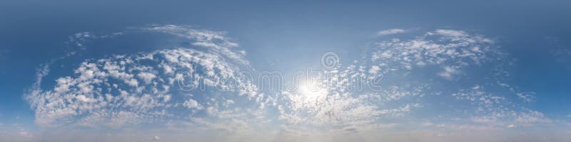 hdri 360 panorama do azul céu com cumulus nuvens com zênite dentro