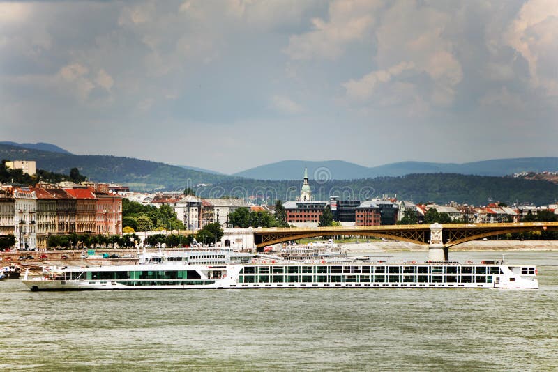 Panorama hermoso con el río Danubio y una parte de su orilla derecha en Budapest imagenes de archivo Panorama hermoso con el río Danubio y una parte de su orilla derecha en Budapest imagenes de archivo