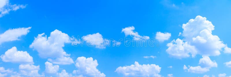 Panorama- härlig bakgrund för himmel- och molnsommartid royaltyfri fotografi Panorama- härlig bakgrund för himmel- och molnsommartid royaltyfri fotografi