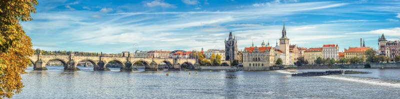 Panorama- höstflodsikt på den Vltava floden, Charles Bridge och den Prague slotten, Tjeckien gammal prague town panorama royaltyfria bilder Panorama- höstflodsikt på den Vltava floden, Charles Bridge och den Prague slotten, Tjeckien gammal prague town panorama royaltyfria bilder