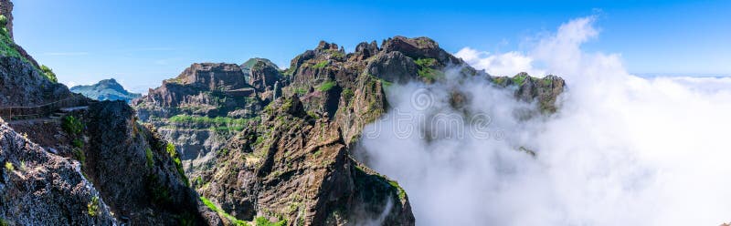 Panorama imagen de montañas con senderos de senderismo golpeados por enormes nubes y cielo azul fotos de archivo Panorama imagen de montañas con senderos de senderismo golpeados por enormes nubes y cielo azul fotos de archivo