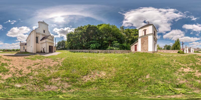 Panorama inconsútil completo del hdri 360 grados de ángulo de fachada de la opinión de la iglesia en arquitectura gótica y barroc foto de archivo Panorama inconsútil completo del hdri 360 grados de ángulo de fachada de la opinión de la iglesia en arquitectura gótica y barroc foto de archivo