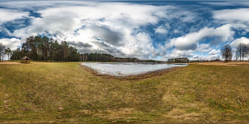 Panorama inconsútil esférico completo del hdri del invierno 360 grados de opinión de ángulo sobre el camino en parque con el ciel imagen de archivo libre de regalías Panorama inconsútil esférico completo del hdri del invierno 360 grados de opinión de ángulo sobre el camino en parque con el ciel imagen de archivo libre de regalías