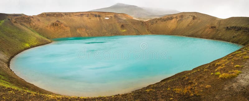 Panorama jeziora wewnątrz krateru Viti w Krafla caldera na północy Islandii Obszar wielkiej aktywności geotermalnej zdjęcia stock Panorama jeziora wewnątrz krateru Viti w Krafla caldera na północy Islandii Obszar wielkiej aktywności geotermalnej zdjęcia stock
