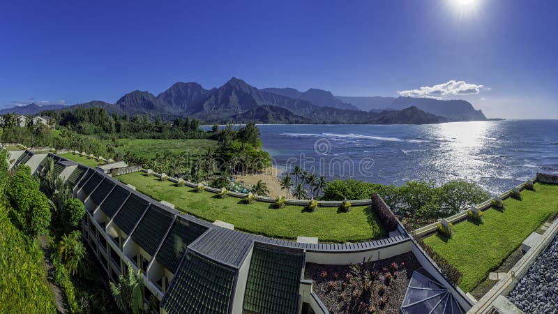 Panorama kurort przegapia Hanalei zatoki i Na Pali suniemy Princeville Kauai Hawaje usa zdjęcie stock Panorama kurort przegapia Hanalei zatoki i Na Pali suniemy Princeville Kauai Hawaje usa zdjęcie stock