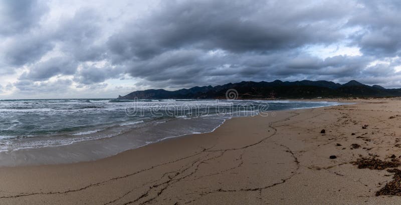 Da Spiaggia un scontroso sardo Costa turbolento un scaricato il cielo.