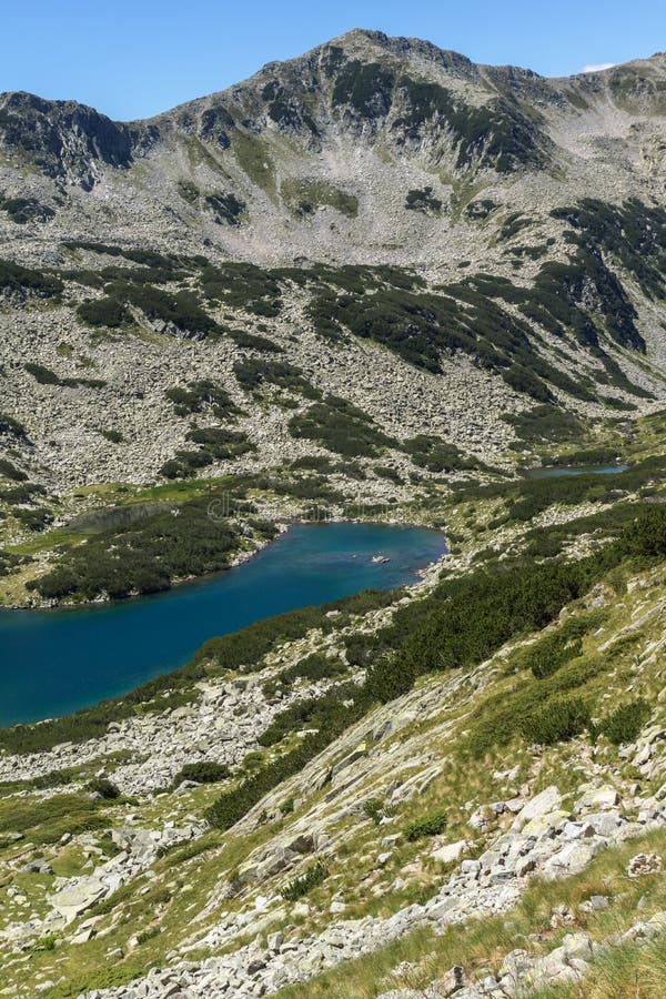 Panorama- landskap med Dalgoto den långa sjön, Pirin berg, Bulgarien arkivfoto Panorama- landskap med Dalgoto den långa sjön, Pirin berg, Bulgarien arkivfoto