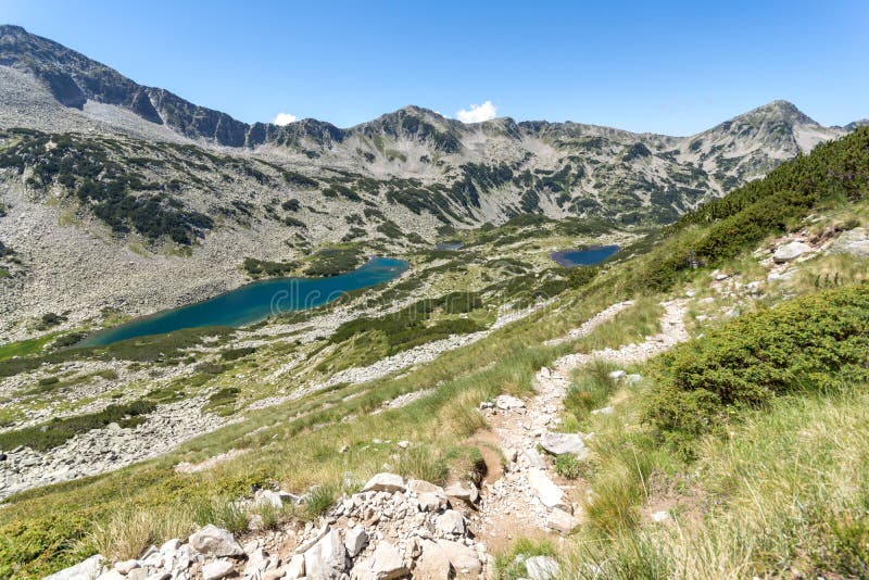 Panorama- landskap med Dalgoto den långa sjön, Pirin berg, Bulgarien royaltyfri foto Panorama- landskap med Dalgoto den långa sjön, Pirin berg, Bulgarien royaltyfri foto